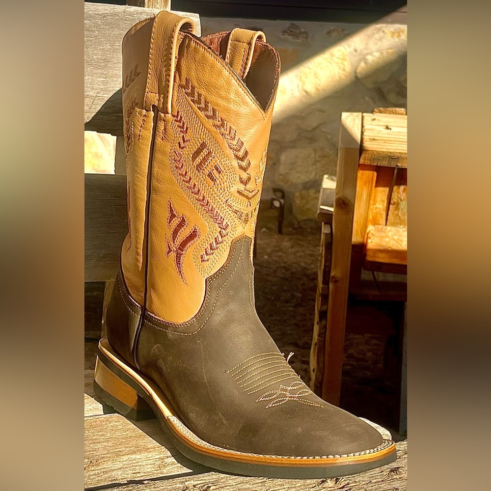 Men’s Two-Tone Western Cowboy Boots | Square Toe | Size 9
Size 10
Size 12